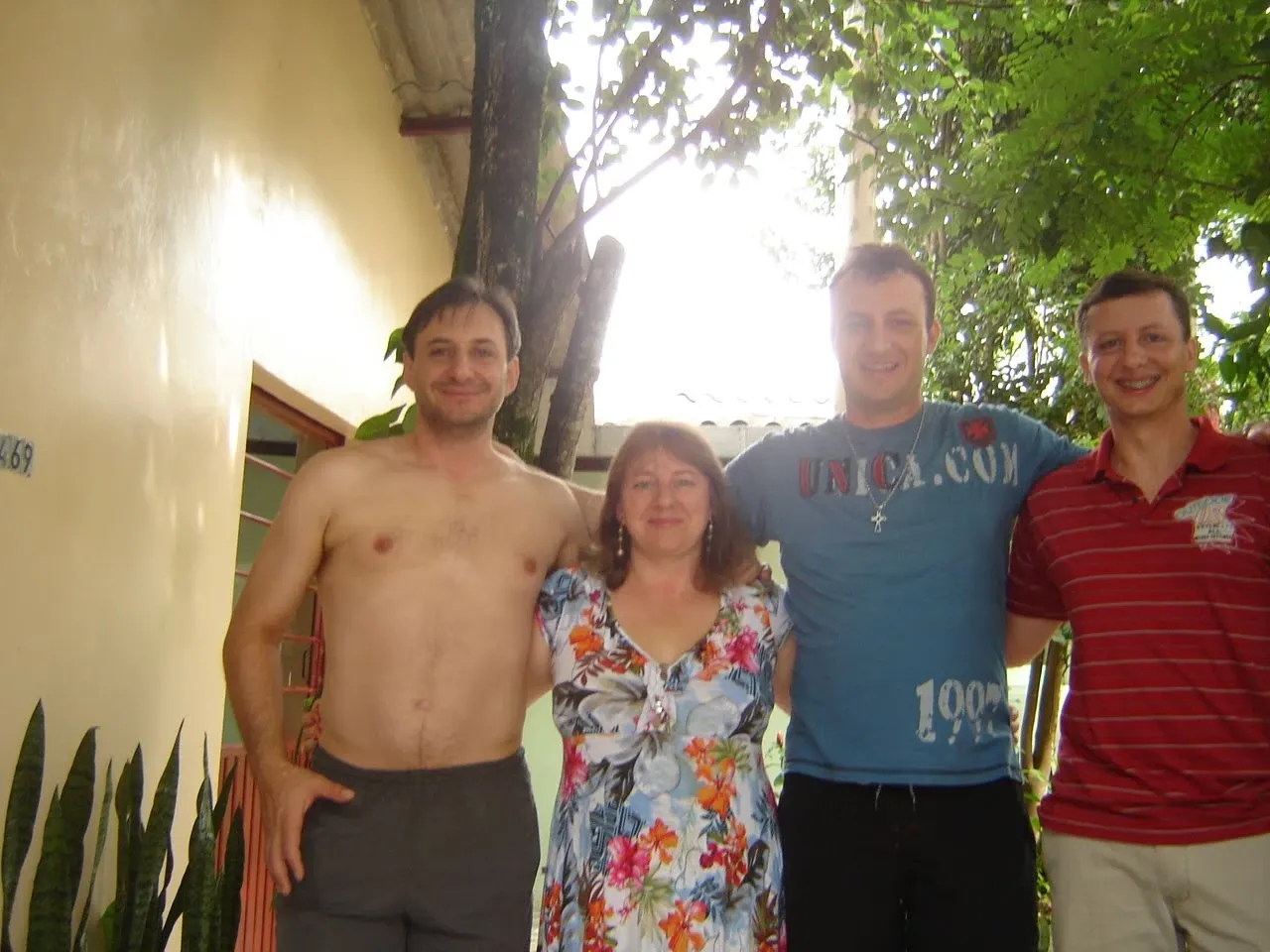 Quatro adultos posando para uma foto ao ar livre.