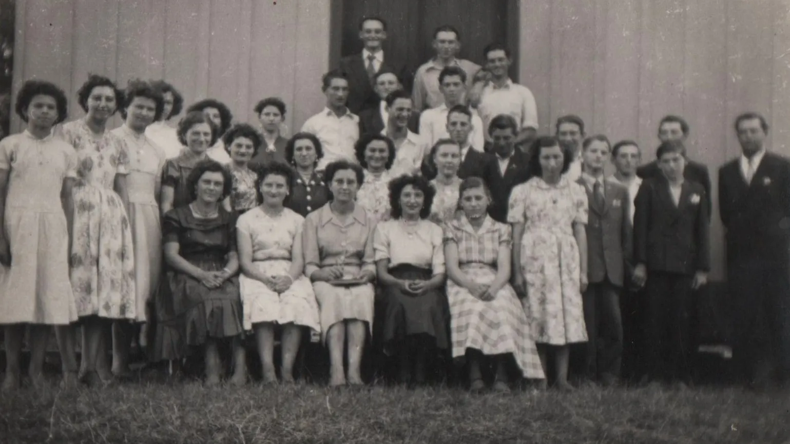 Um grupo de pessoas com vários tons de pele está posando ao ar livre. (Original)