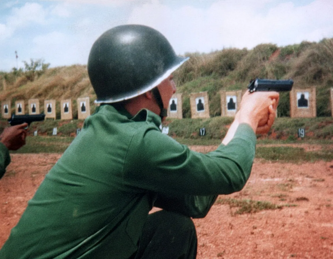 Um soldado atira com uma arma de fogo em um alvo em um campo de tiro.